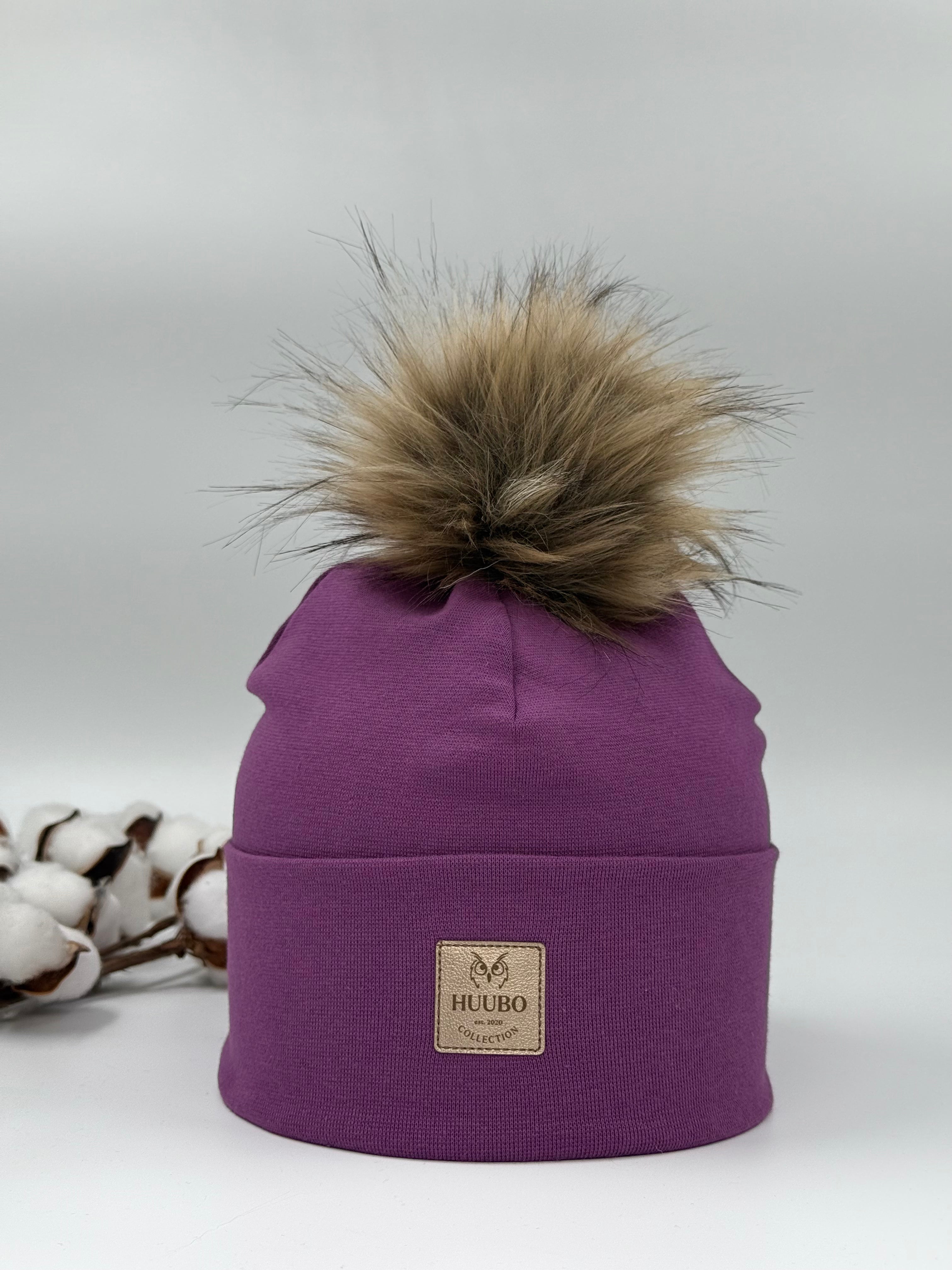 Lilansävyinen puuvillapipo tupsulla. Suomalainen pipo.