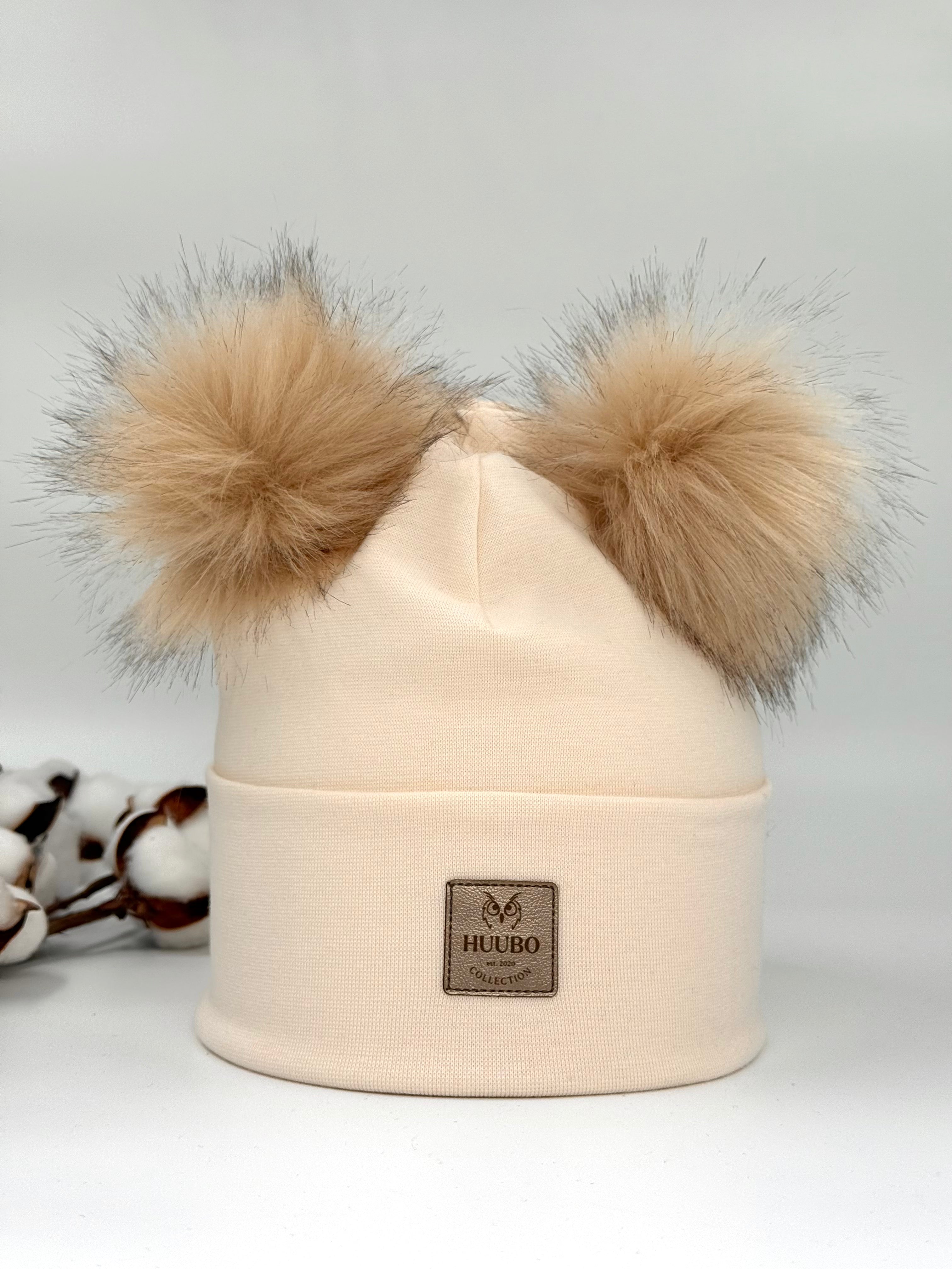 Kotimainen puuvillapipo naisille kahdella tupsulla. Suomalaista käsityötä.