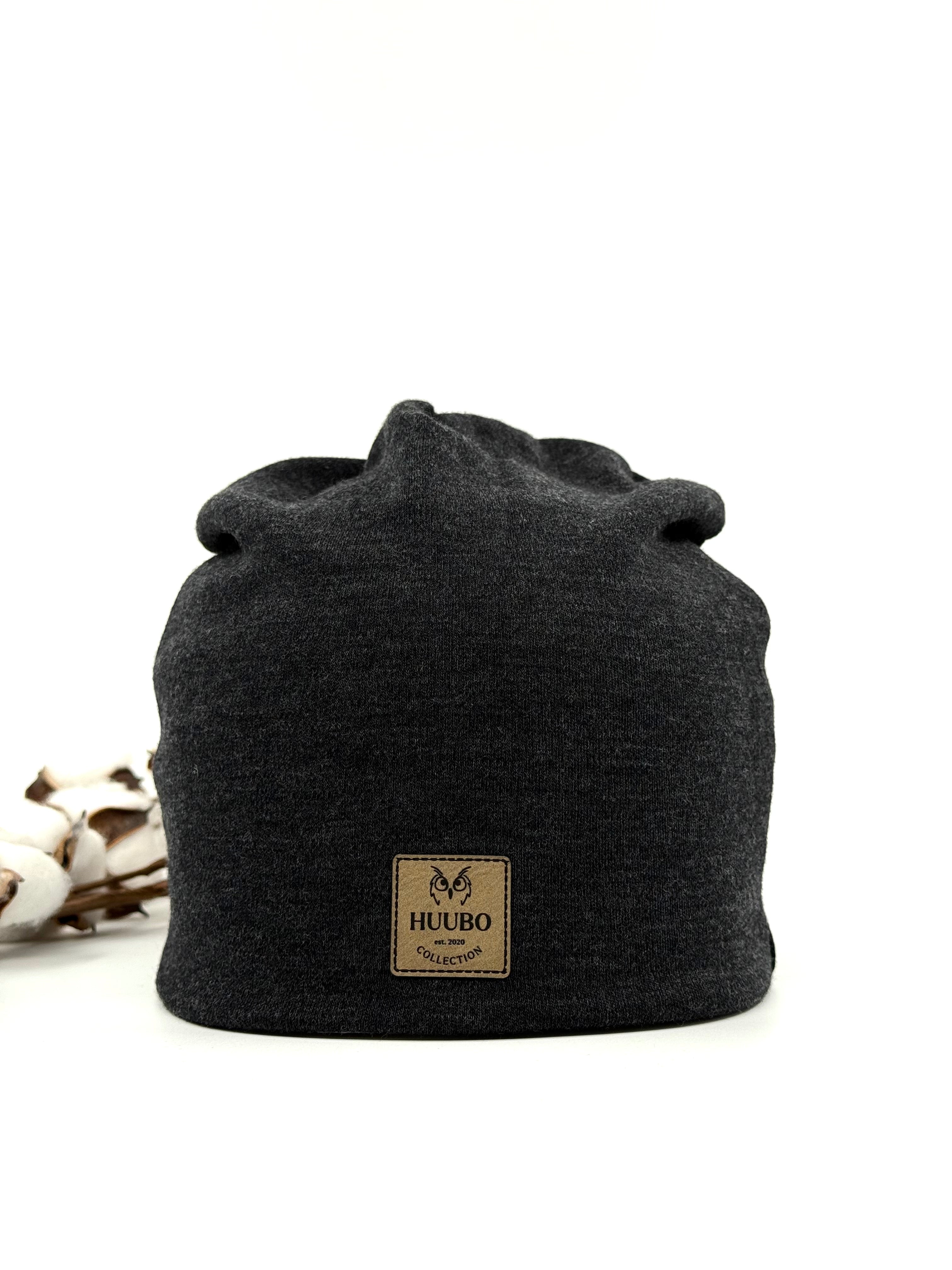 Kotimainen, pehmeä ja lämmin pipo. Edessä Huubon logo.