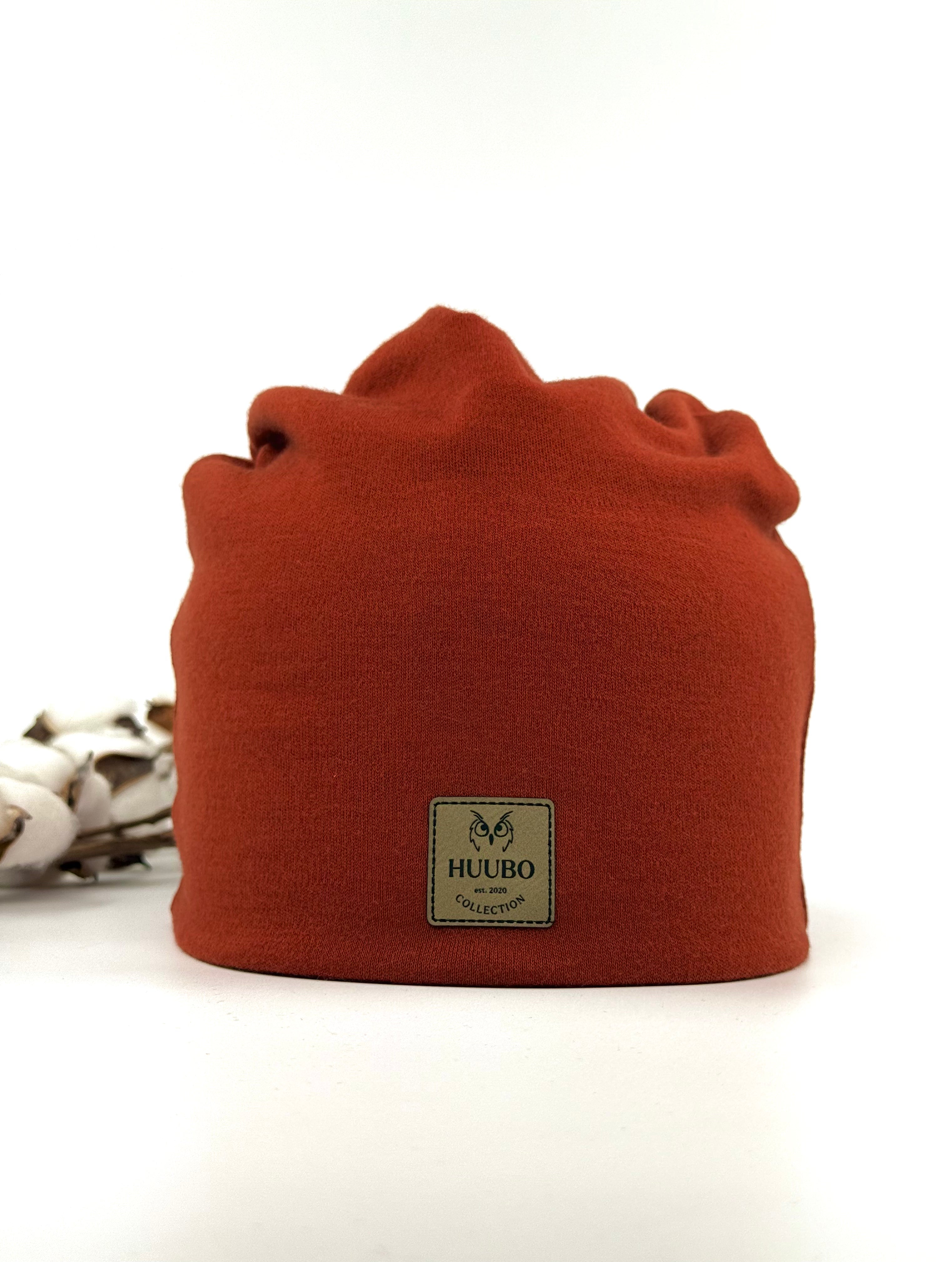 Pehmeä, lämmin ja mukava merinovillapipo. Kuva edestä jossa näkyy Huubon logo.