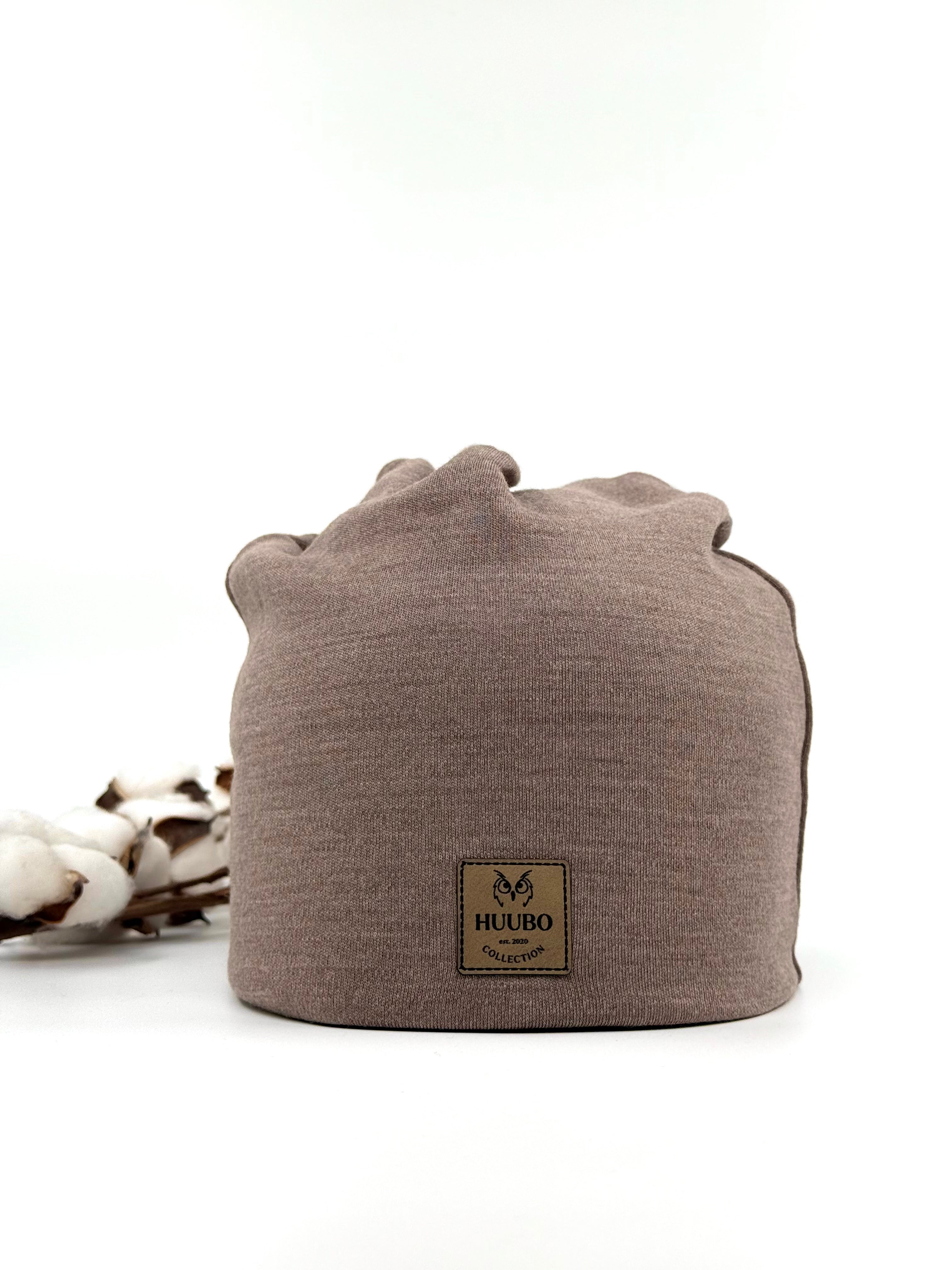 Pehmeää merinovillaa, käsityönä Suomessa valmistettu. Miesten pitkänmallinen pipo, edessä Huubon logo.