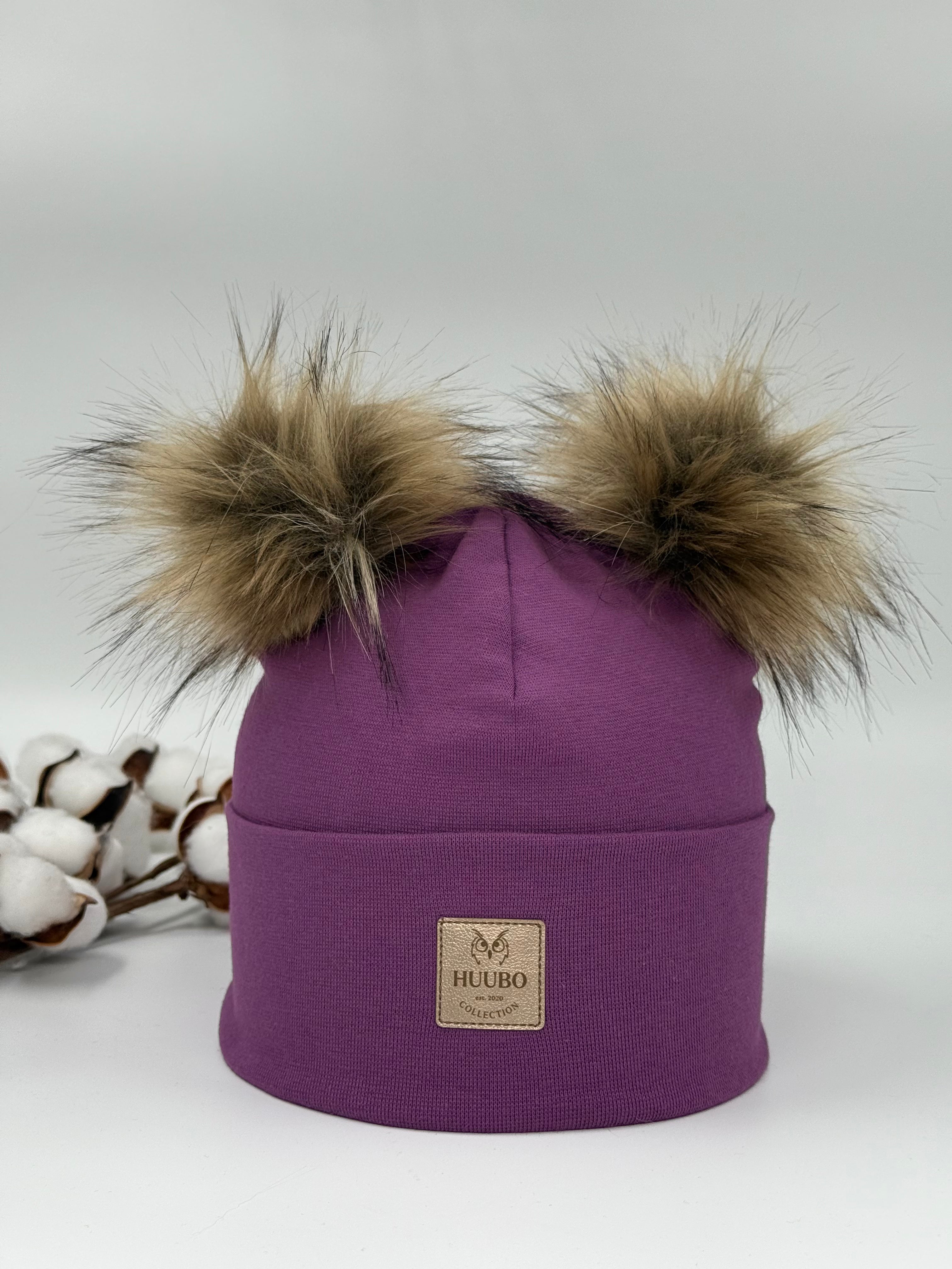 Violetinsävyinen puuvillapipo kahdella tupsulla. Valmistettu Suomessa.