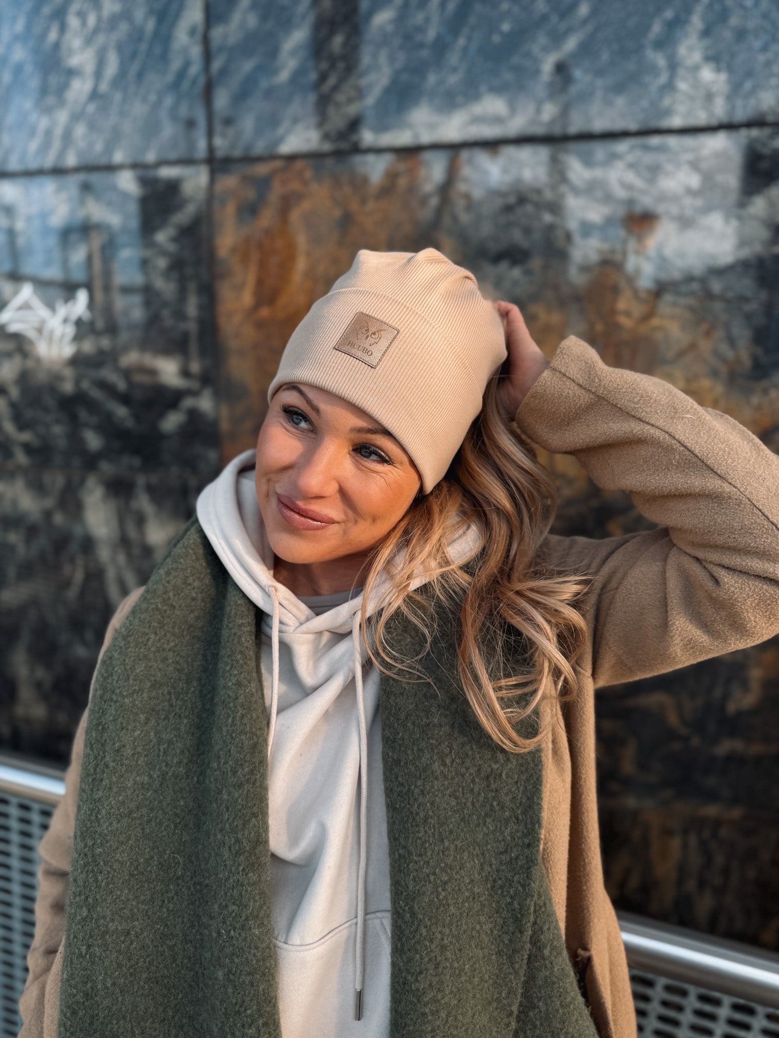 Ponnaripipo, beigen värinen, reikä poninhännälle.