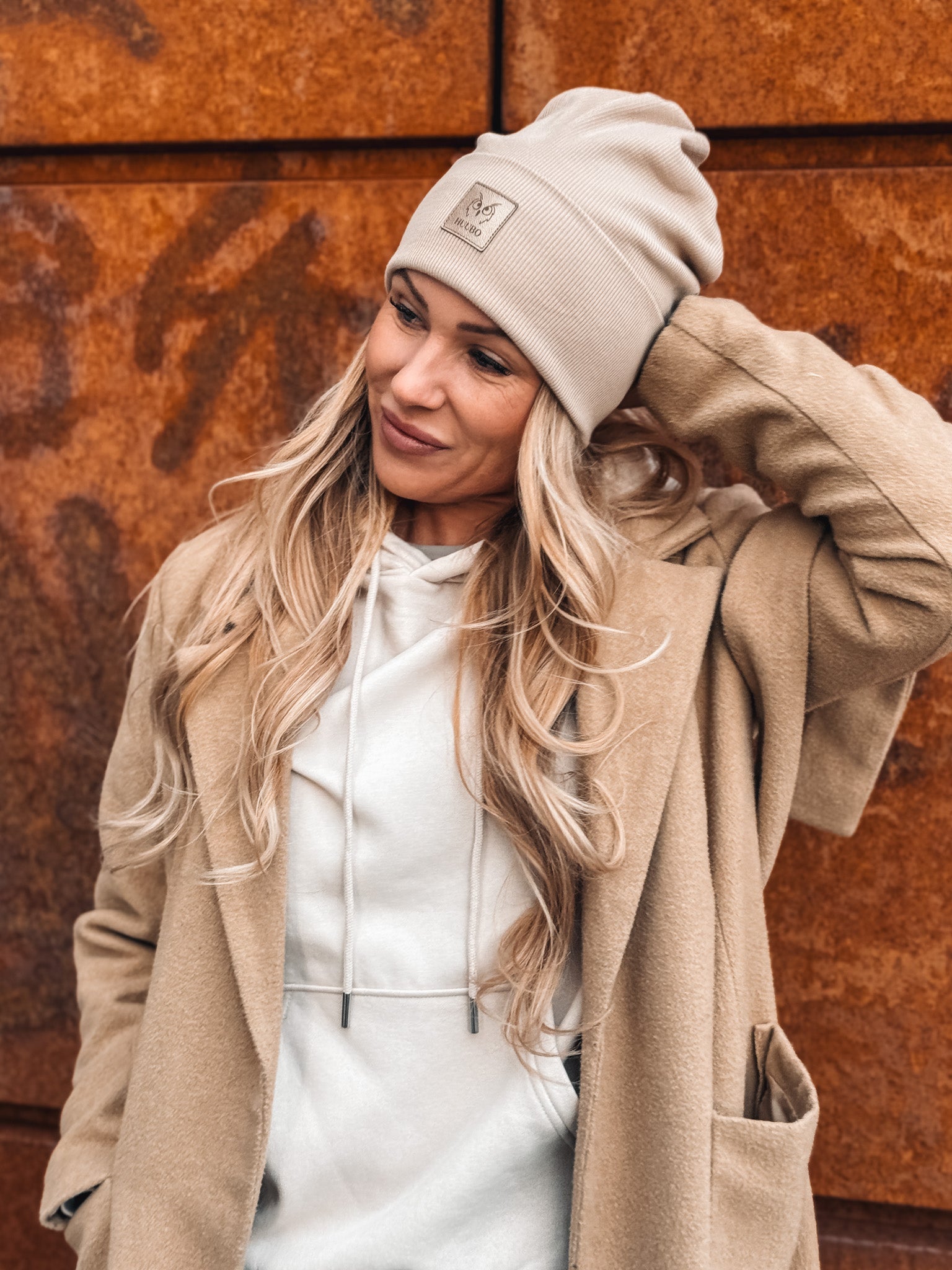 Ponnaripipo, beigen värinen.