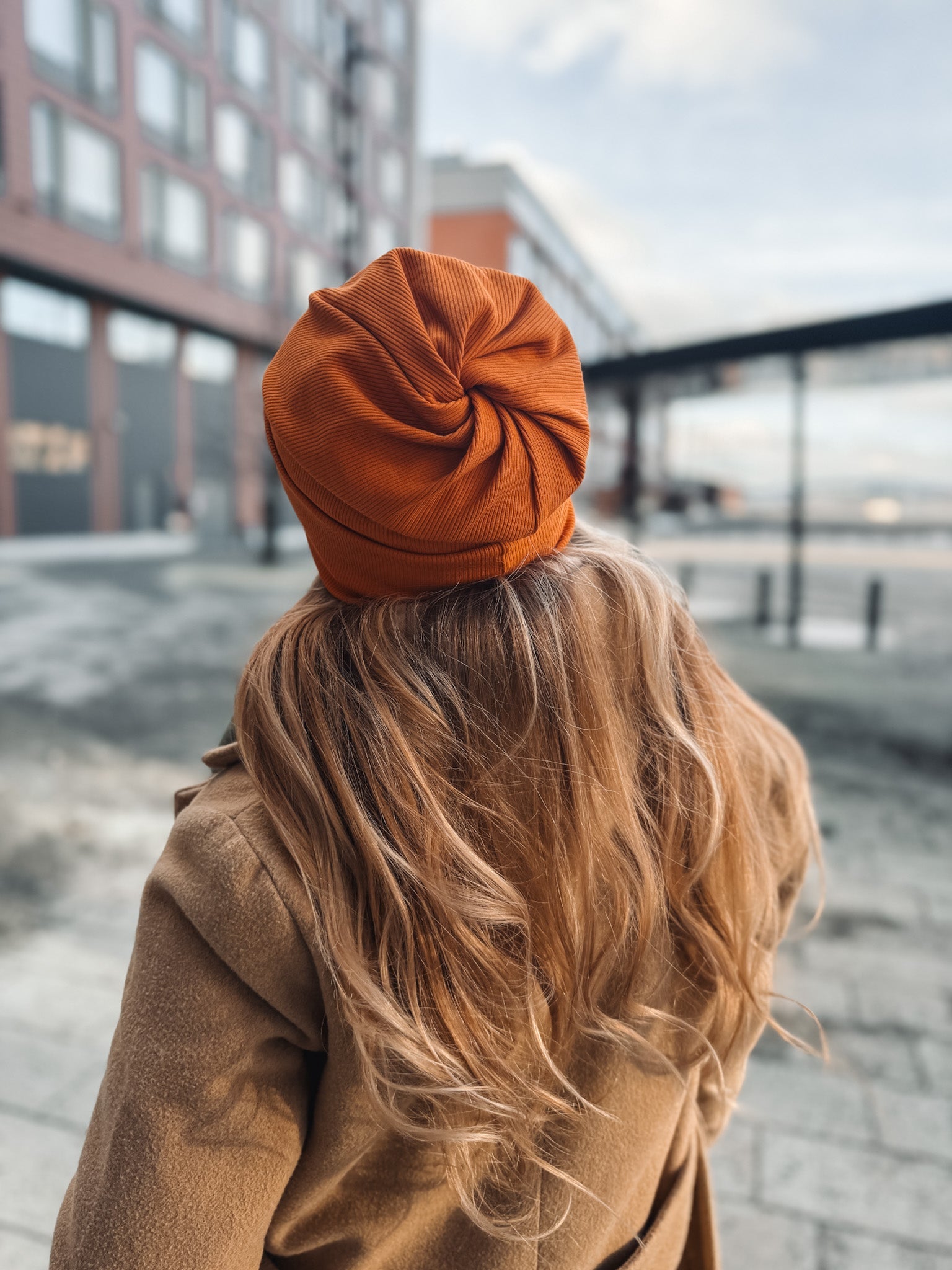 Ponnaripipo takaa oranssin värinen.