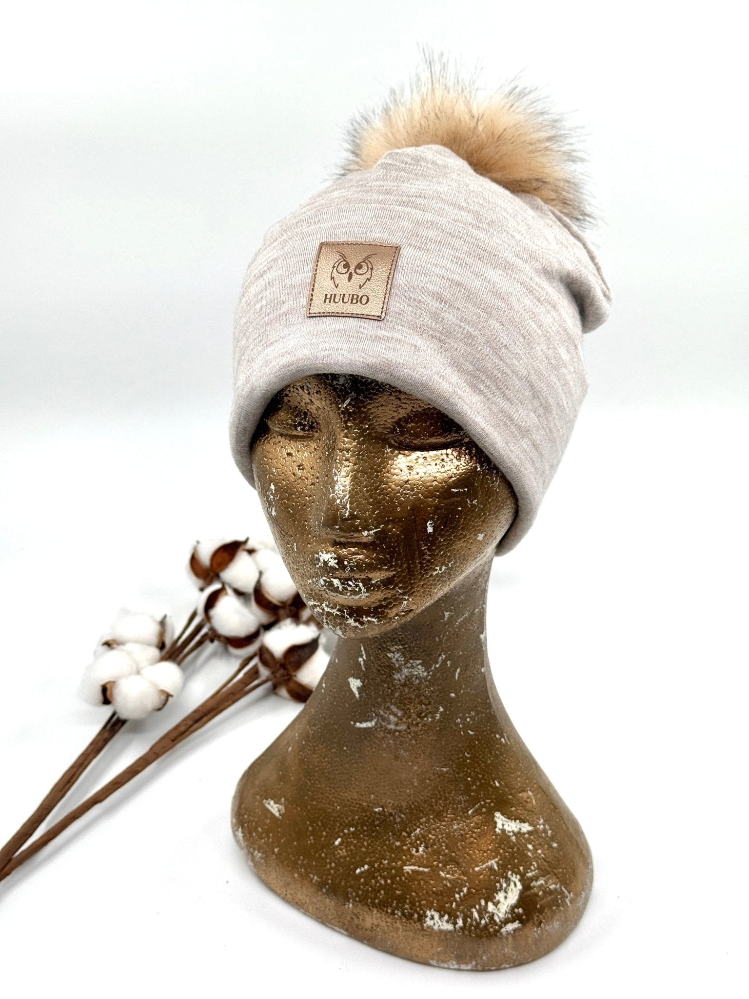 Merinovillapipo tupsulla, vaalen beigen värinen, vaaleja.