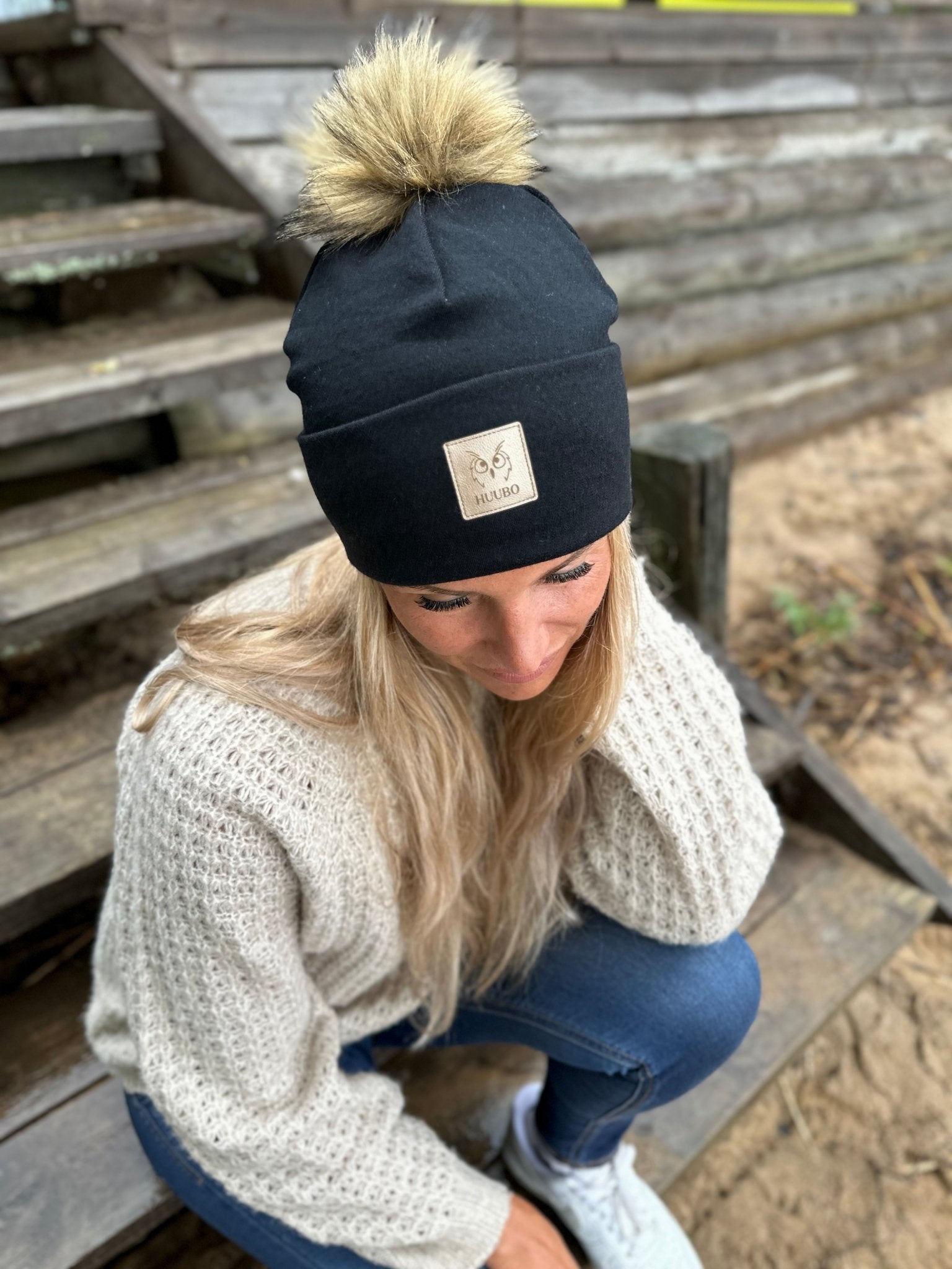 Merinovillapipo tupsulla, musta, suomalainen.